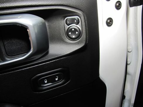 Used 2022 Jeep Wrangler Unlimited Sahara w/ Cold Weather Group AWD/4WD image 11