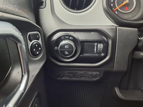 Used 2025 Jeep Gladiator Sport AWD/4WD image 17