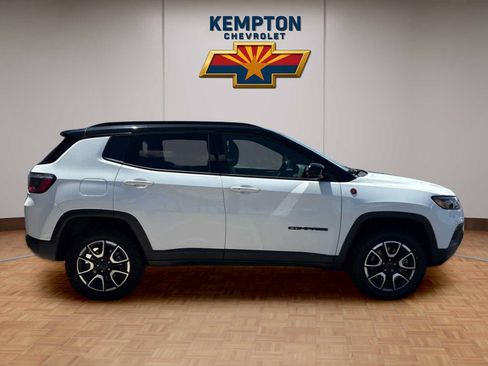 Used 2025 Jeep Compass Trailhawk AWD/4WD image 7