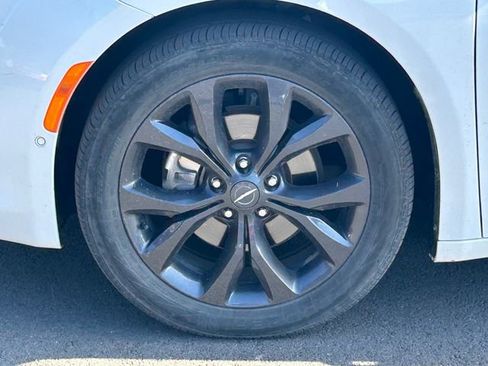 Used 2020 Chrysler Pacifica Touring-L Plus FWD image 12