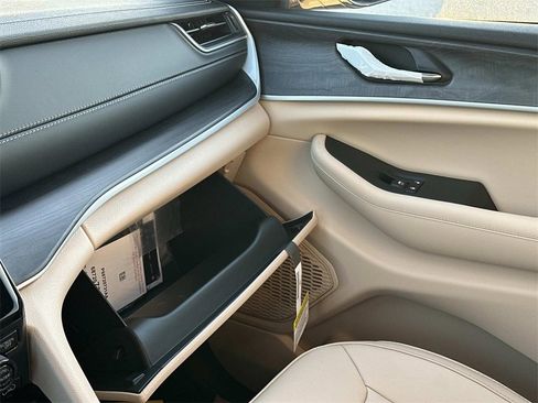 New 2025 Jeep Grand Cherokee L Limited image 18