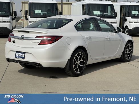 Used 2017 Buick Regal Sport Touring image 4