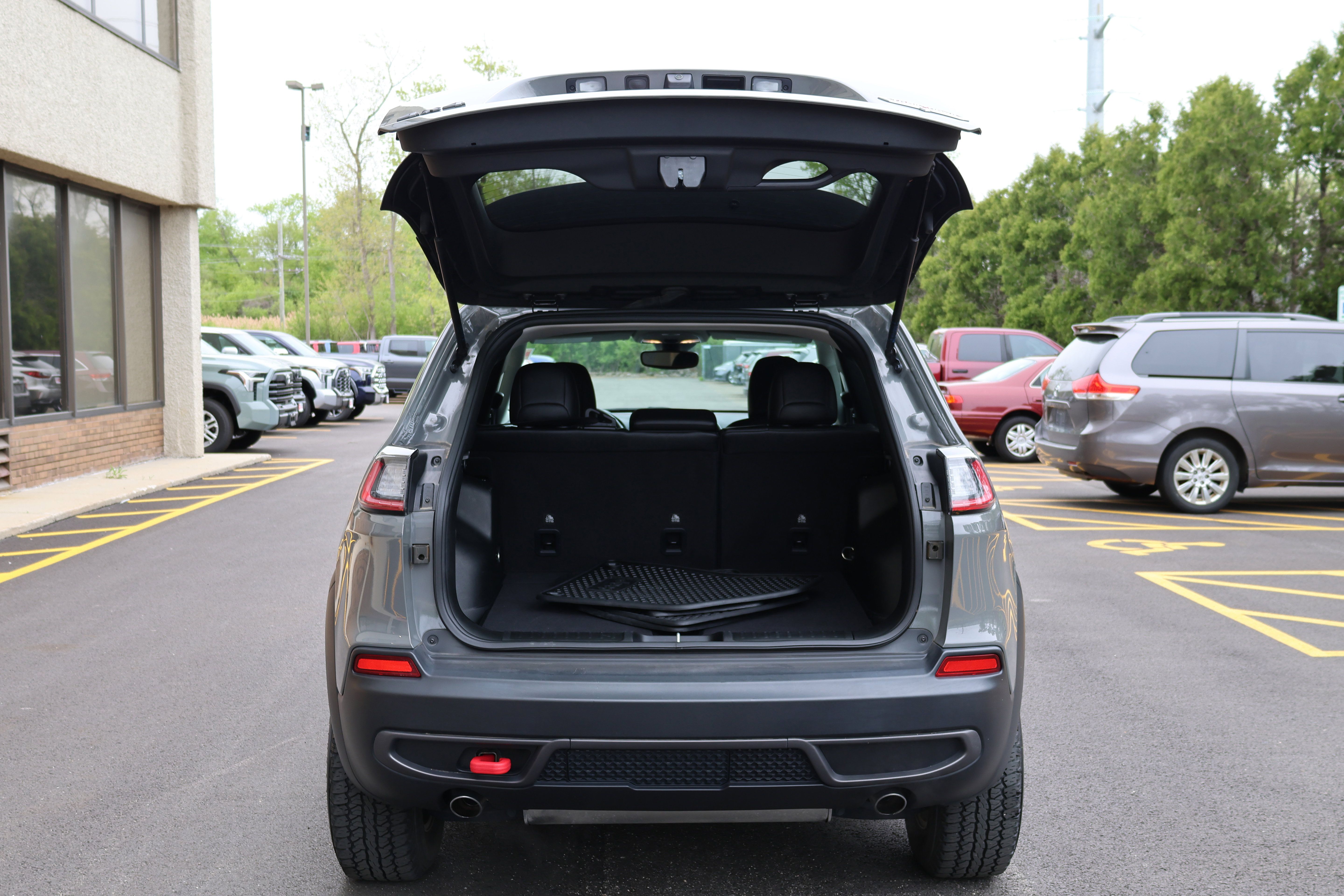 Used 2022 Jeep Cherokee Trailhawk AWD/4WD image 5