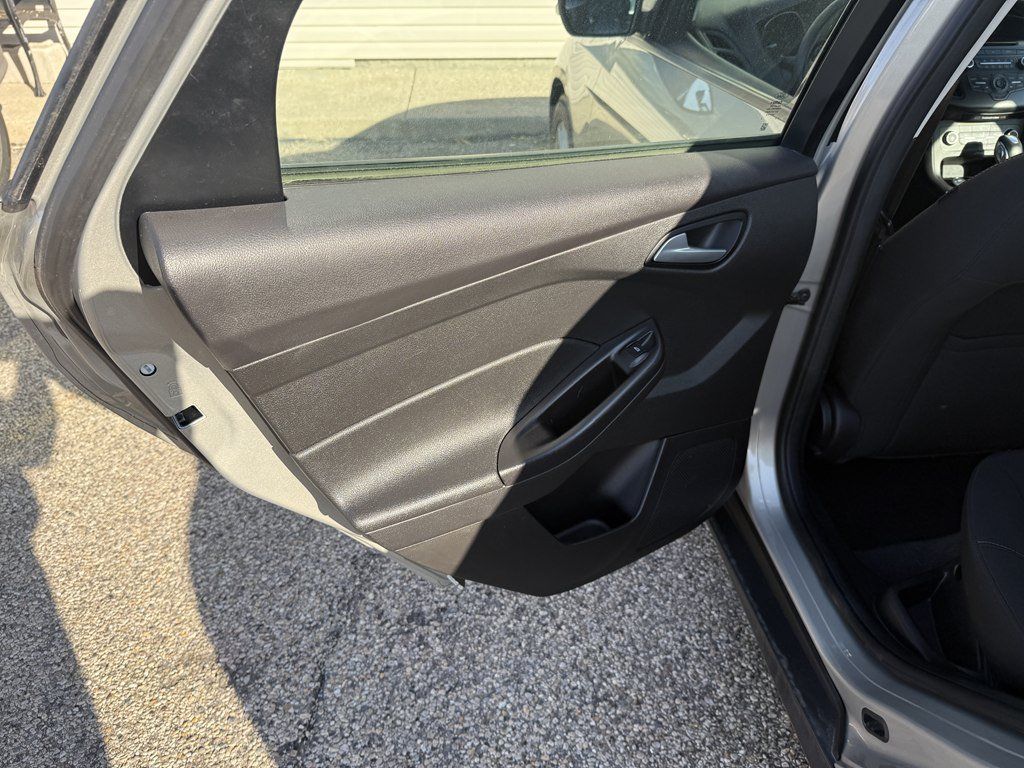 Used 2015 Ford Focus SE FWD image 15