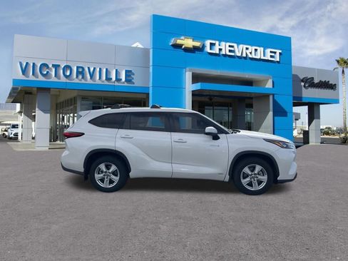 Used 2020 Toyota Highlander LE AWD/4WD image 4