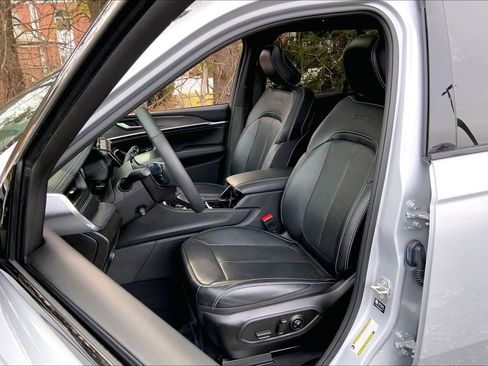 Certified 2024 Jeep Grand Cherokee Overland w/ Trailer Tow Package image 7