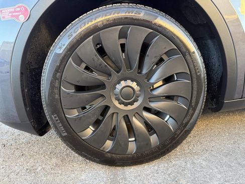 Used 2023 Tesla Model Y Long Range image 18