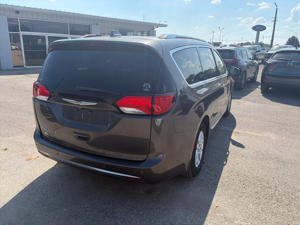 Used 2018 Chrysler Pacifica Touring-L FWD image 6