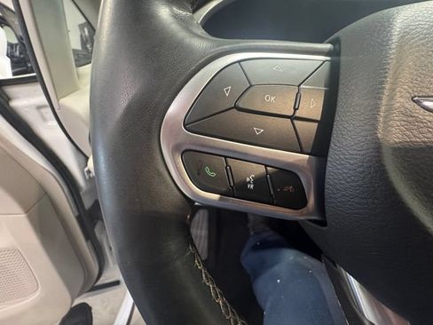 Used 2020 Chrysler Pacifica Touring-L FWD image 22