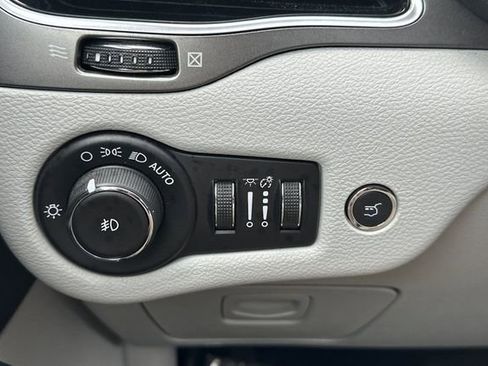 Used 2020 Jeep Cherokee Limited image 33