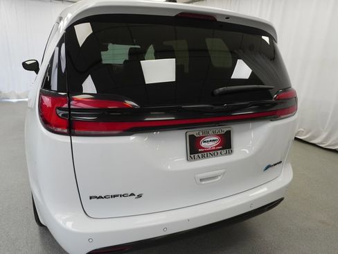 Used 2024 Chrysler Pacifica Select image 26