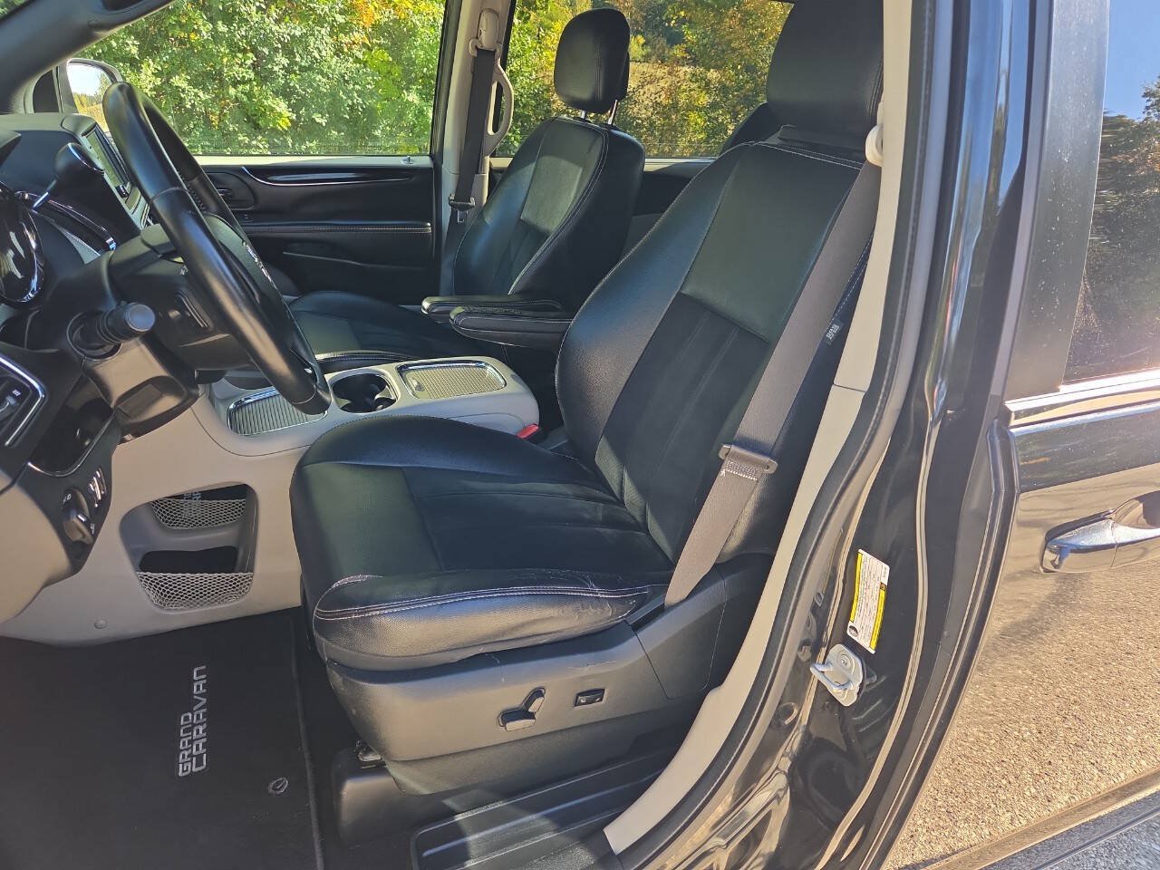 Used 2018 Dodge Grand Caravan SXT w/ Driver Convenience Group FWD image 15