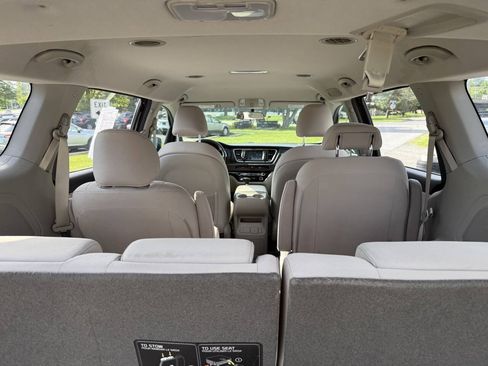 Used 2019 Kia Sedona L FWD image 7