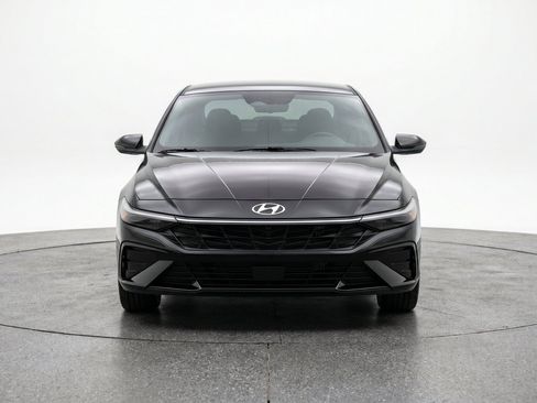 Used 2025 Hyundai Elantra SEL FWD image 2