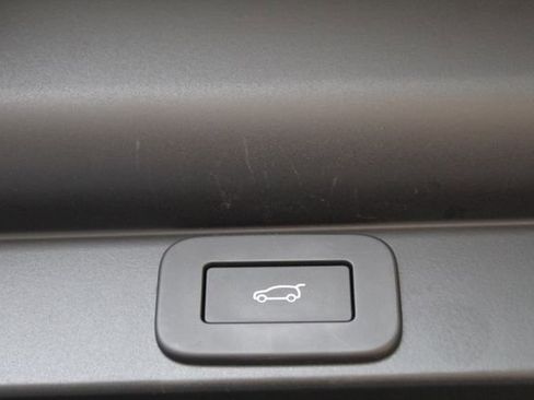 Used 2025 Land Rover Range Rover SE image 28