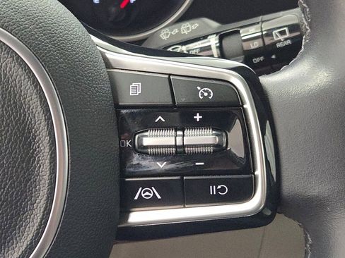 Used 2024 Kia Carnival LX image 36