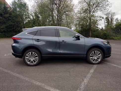Certified 2022 Toyota Venza XLE AWD/4WD image 4