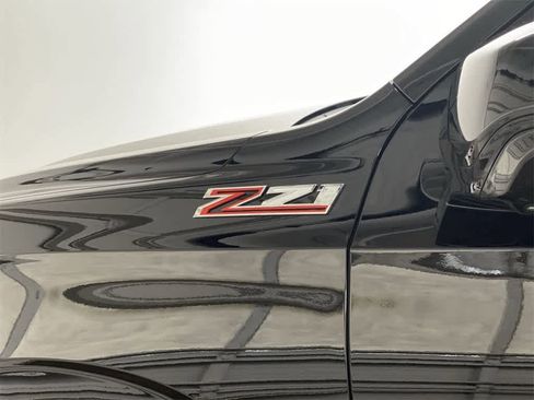 Used 2025 Chevrolet Suburban Z71 image 11