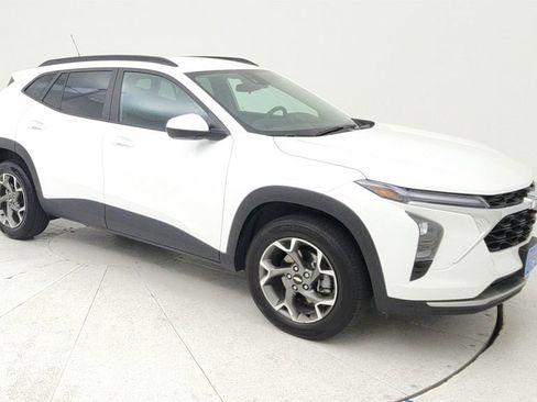 Certified 2025 Chevrolet Trax LT FWD image 1