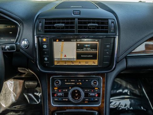 Used 2017 Lincoln Continental Select image 20