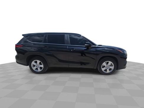 Used 2023 Toyota Highlander LE FWD image 9