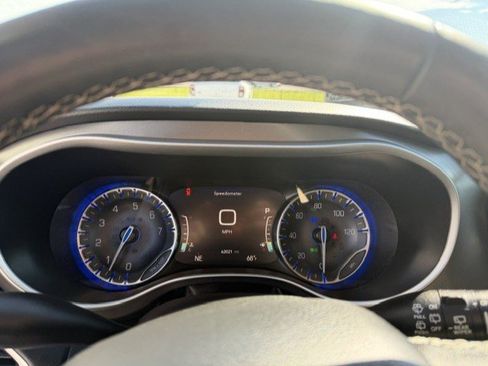 Used 2023 Chrysler Pacifica Touring-L FWD image 16