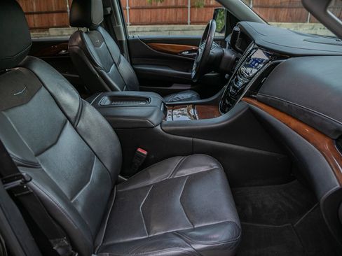 Used 2018 Cadillac Escalade 2WD image 21