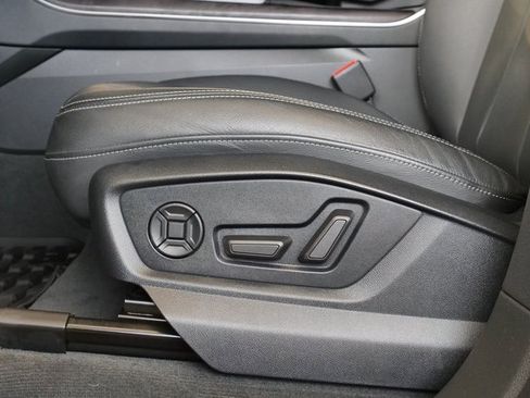 Used 2023 Audi Q8 Premium image 12