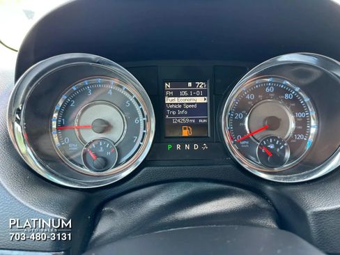 Used 2015 Chrysler Town & Country Touring FWD image 9