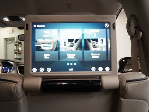 Used 2018 Chrysler Pacifica Limited w/ Advanced Safetytec Group FWD image 37
