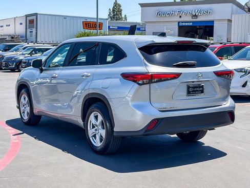 Used 2023 Toyota Highlander L FWD image 2