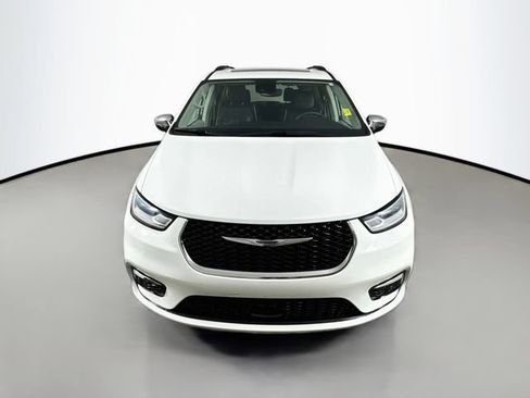 Used 2023 Chrysler Pacifica Limited FWD image 2