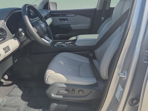 Used 2023 Honda Pilot Touring image 9