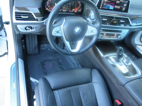 Used 2022 BMW 740i image 13