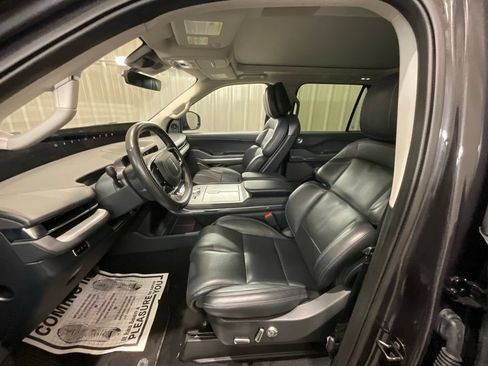 Used 2025 Lincoln Navigator L Reserve AWD/4WD image 9