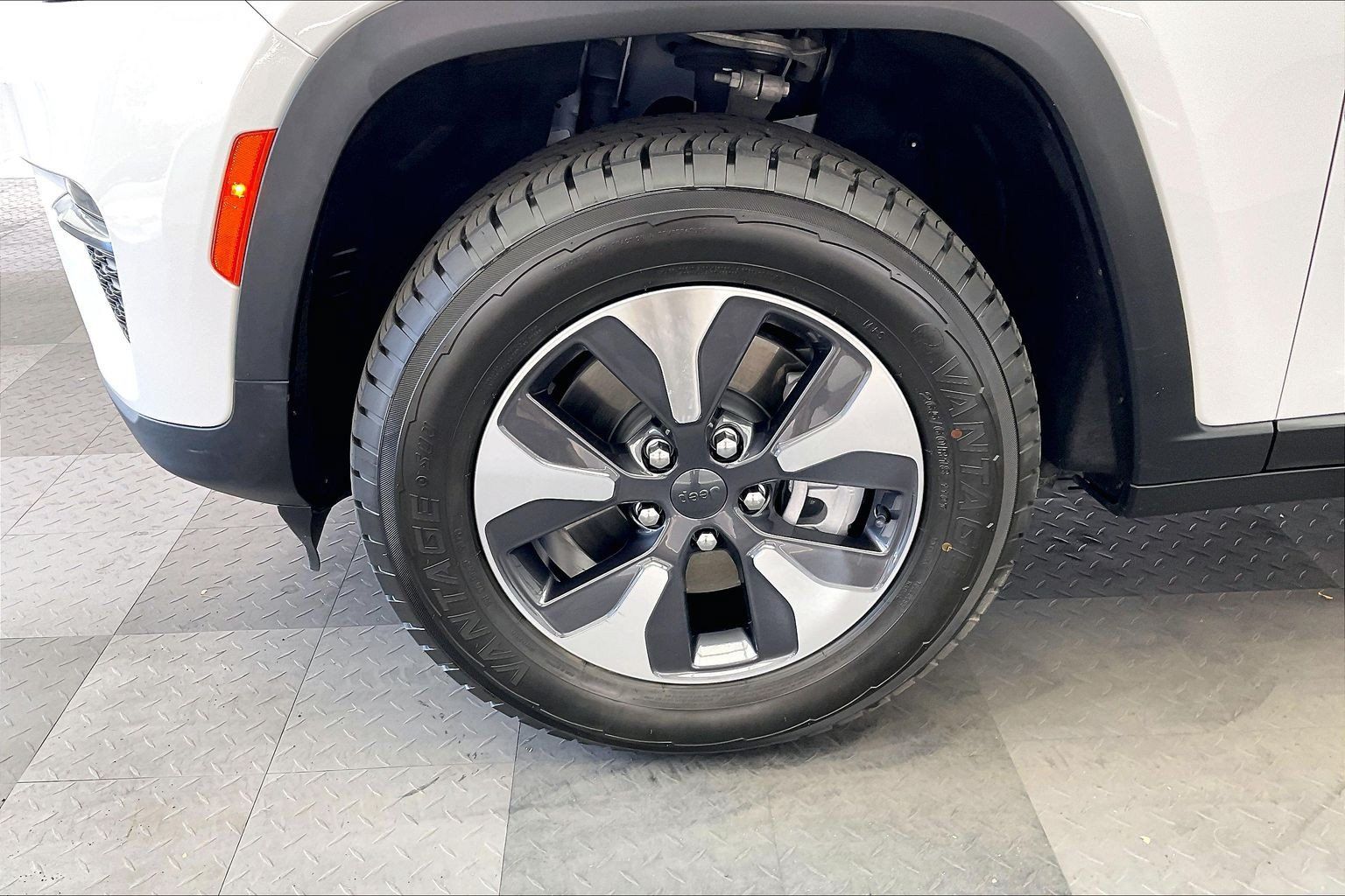 Used 2024 Jeep Grand Cherokee Limited 4xe AWD/4WD image 8