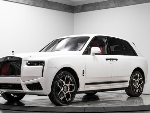 Used 2021 Rolls-Royce Cullinan Black Badge image 3