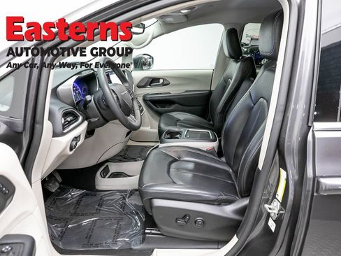 Used 2023 Chrysler Pacifica Touring-L FWD image 14