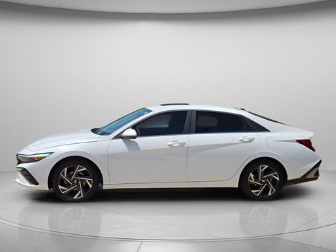 Used 2024 Hyundai Elantra SEL w/ Convenience Package FWD image 3