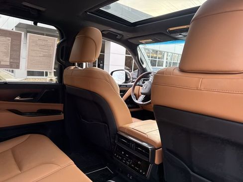 Used 2023 Lexus LX 600 4WD w/ Luxury Package image 9