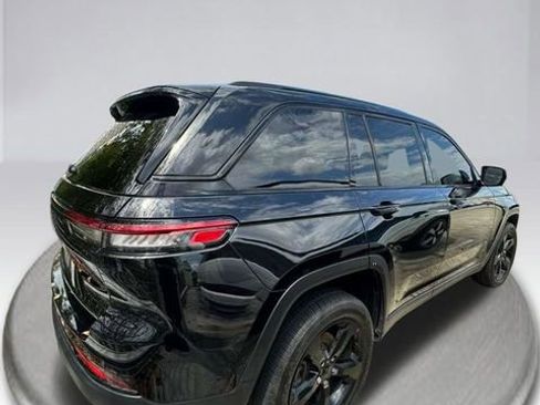 Used 2023 Jeep Grand Cherokee Altitude AWD/4WD image 10