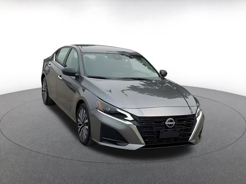Used 2025 Nissan Altima 2.5 SV FWD image 3