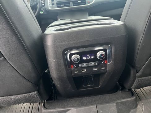Used 2021 GMC Yukon XL SLT w/ SLT Premium Package image 21