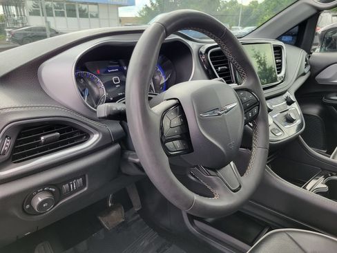 Used 2025 Chrysler Pacifica Limited FWD image 10
