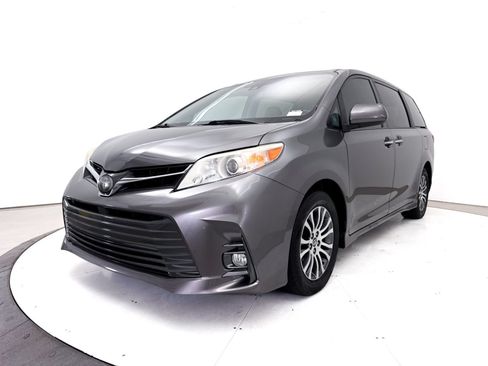 Used 2018 Toyota Sienna XLE w/ XLE Navigation Package FWD image 3