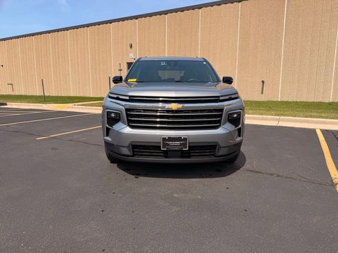 Used 2024 Chevrolet Traverse LT image 3