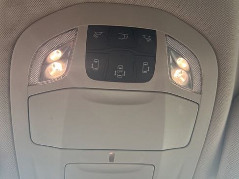 Used 2023 Chrysler Pacifica Touring-L FWD image 39