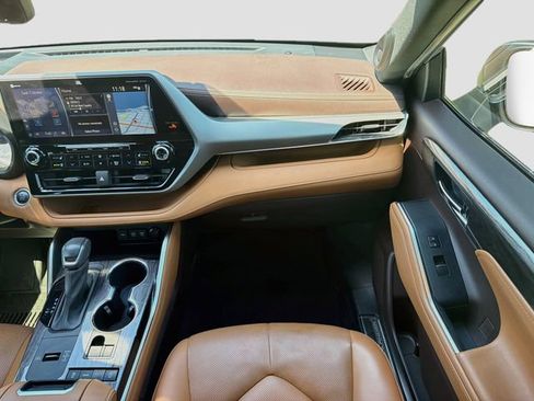 Used 2020 Toyota Highlander Platinum FWD image 18