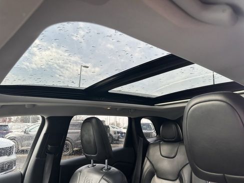 Used 2019 Jeep Cherokee Limited image 16