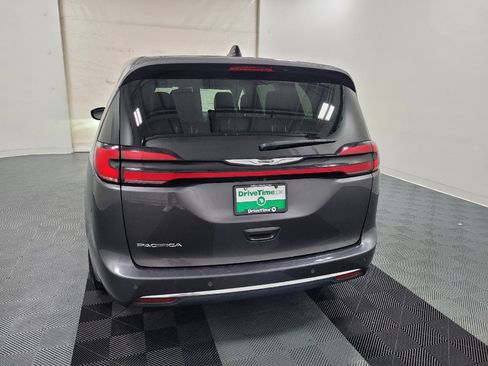 Used 2023 Chrysler Pacifica Touring-L FWD image 6